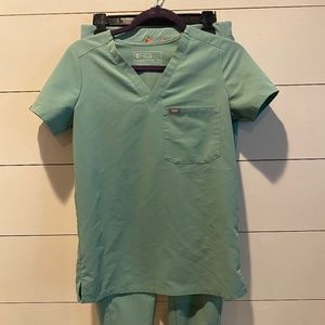 Figs  jade  Catarina xxs and Zamora jogger xs petite.  Excellent used condit